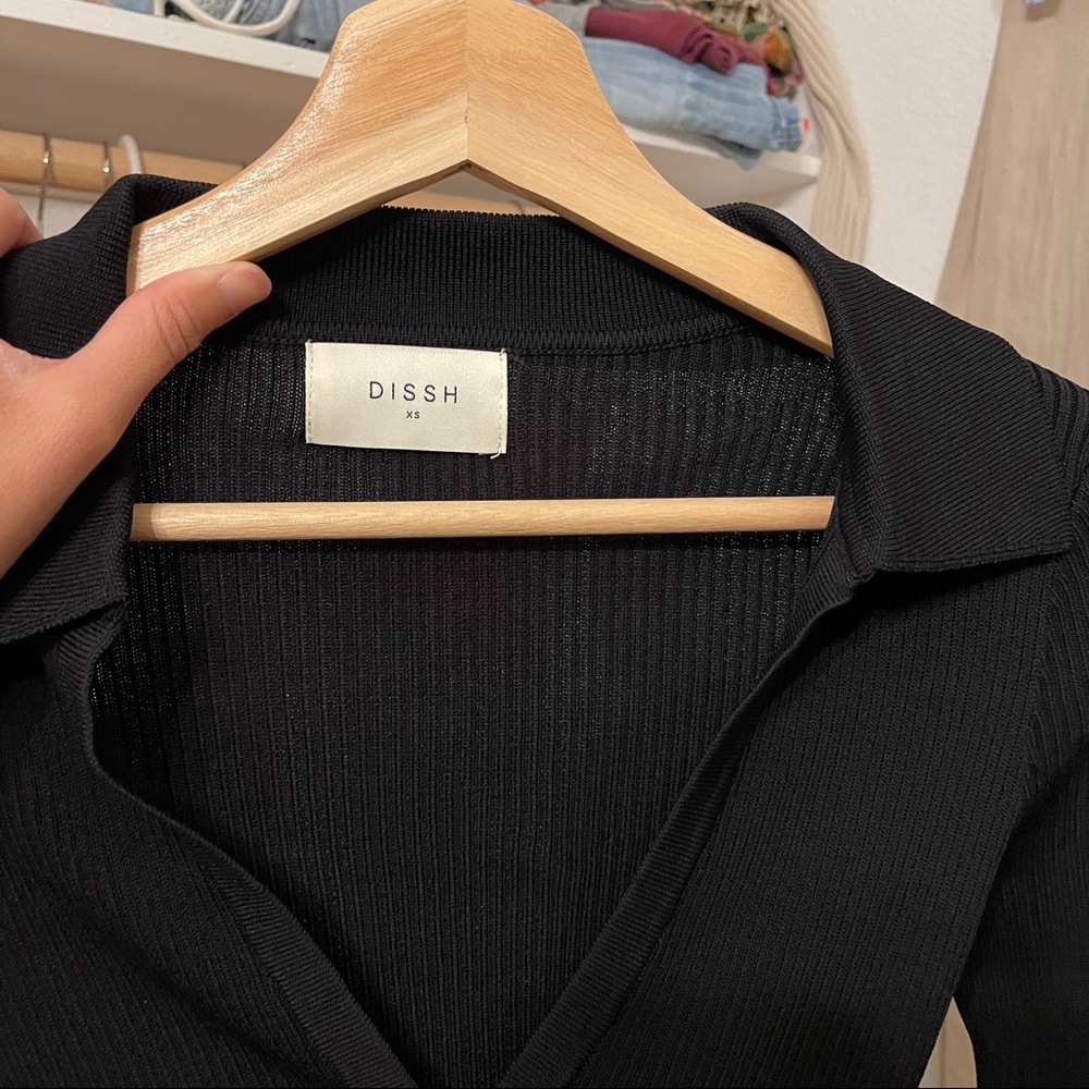 V neck form fitting long sleeve top from Dissh